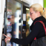 De Ce Să Pui Un Automat de Snacks-uri La Birou: Beneficiile Pentru Angajați și Angajatori